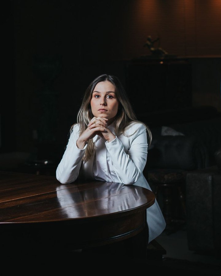 Helena Larangeira, advogada previdenciária em Pelotas – RS, em seu escritório