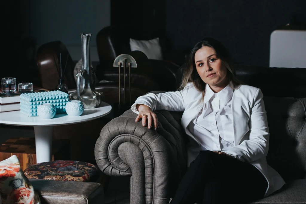 Advogada Previdenciária em Pelotas Helena Larangeira sentada em um sofá